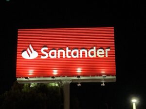 Banco Santander estudia la adquisición del banco portugués Novo Banco