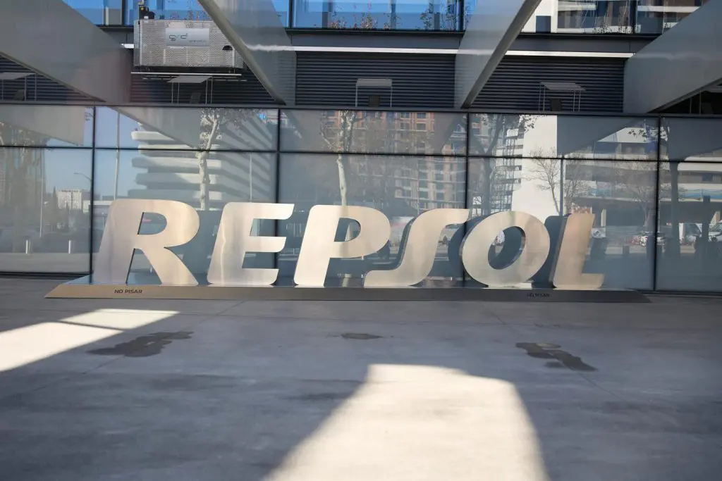 Repsol da el primer golpe a Iberdrola en su contienda sobre ecopostureo