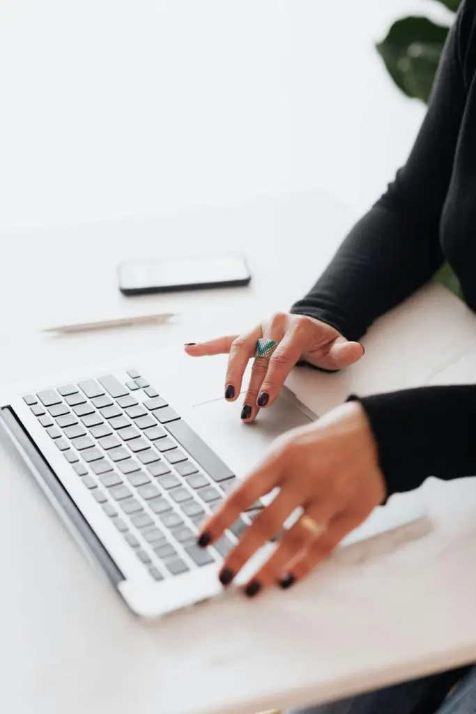 Las mujeres ocupan el 31,9% de los cargos directivos en España en 2024, según CEINSA