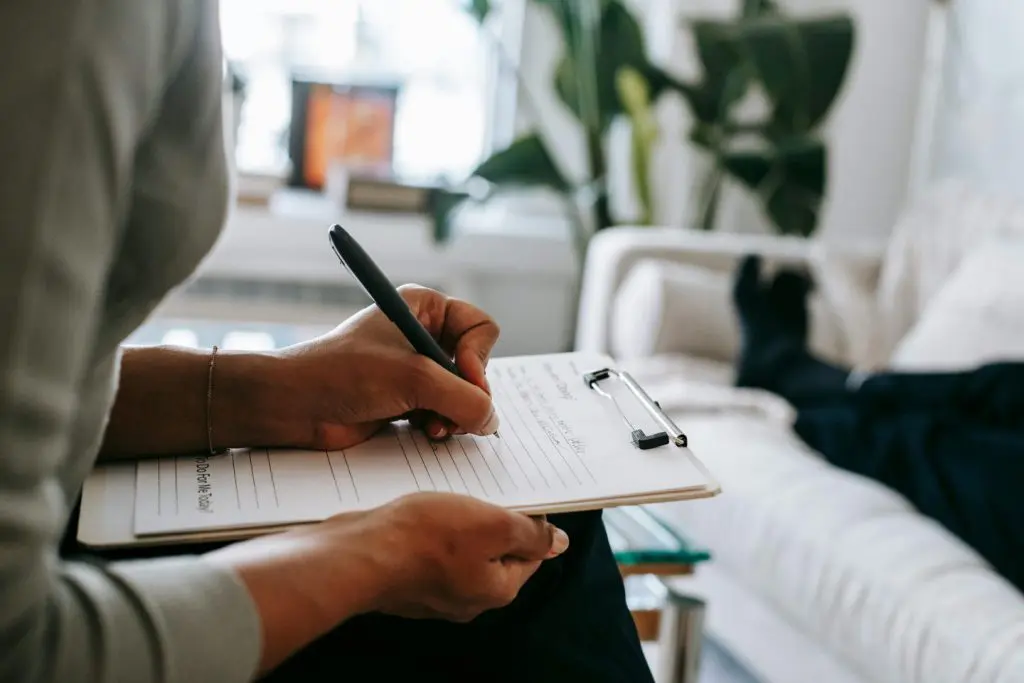 Qué es el minimalismo emocional, la herramienta de las personas inteligentes para poner el foco en lo importante