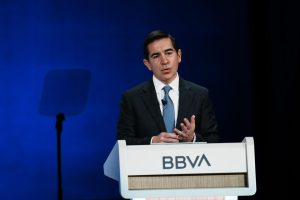 Los otros ases en la manga de Carlos Torres (BBVA) si fracasa la operación con Banco Sabadell