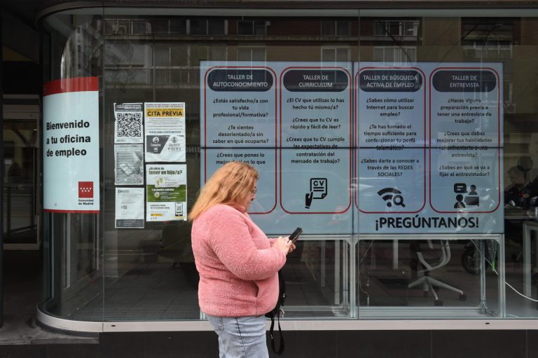 El paro roza mínimos desde septiembre de 2008 tras una caída de 60.503 desempleados en abril