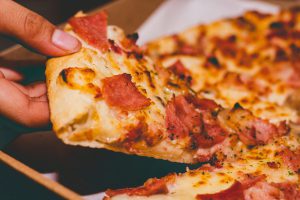 El 75% de las pizzas de supermercado suspenden según la Escala Saludable de OCU