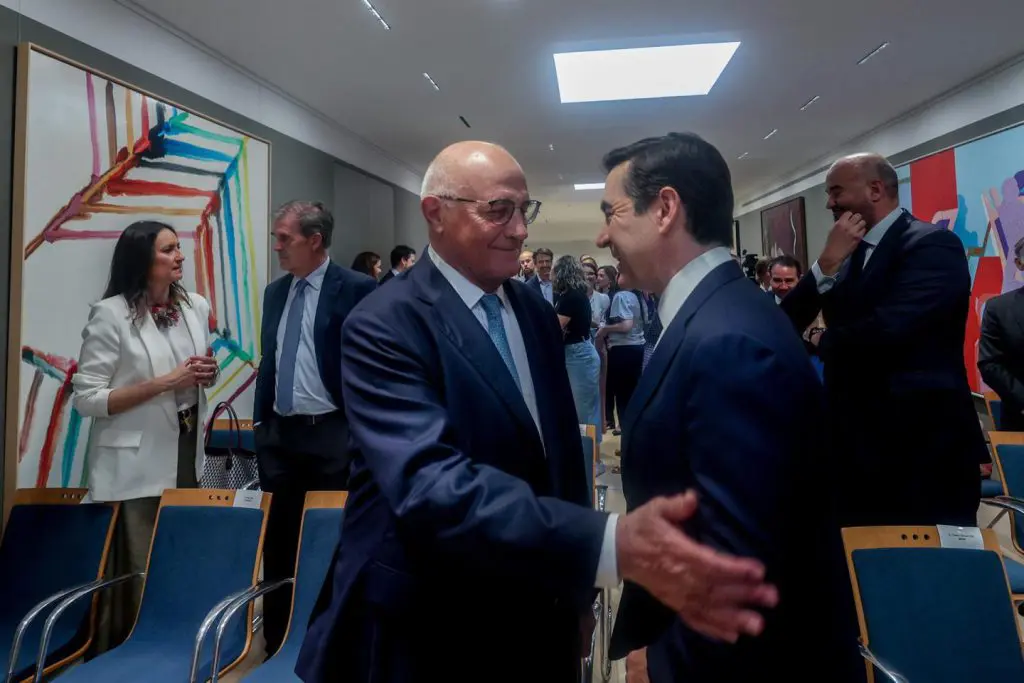 BBVA y Banco Sabadell, al alza a la espera de la decisión del Gobierno sobre la OPA