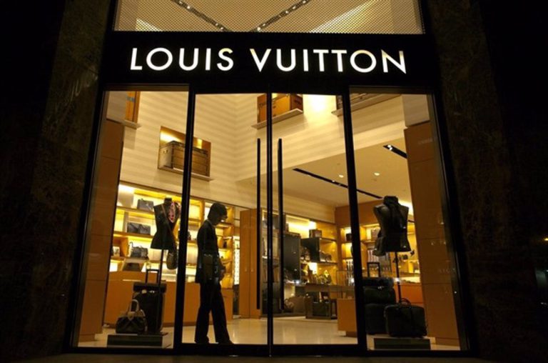 Bernard Arnault, dueño de LVMH, compra acciones de la competencia