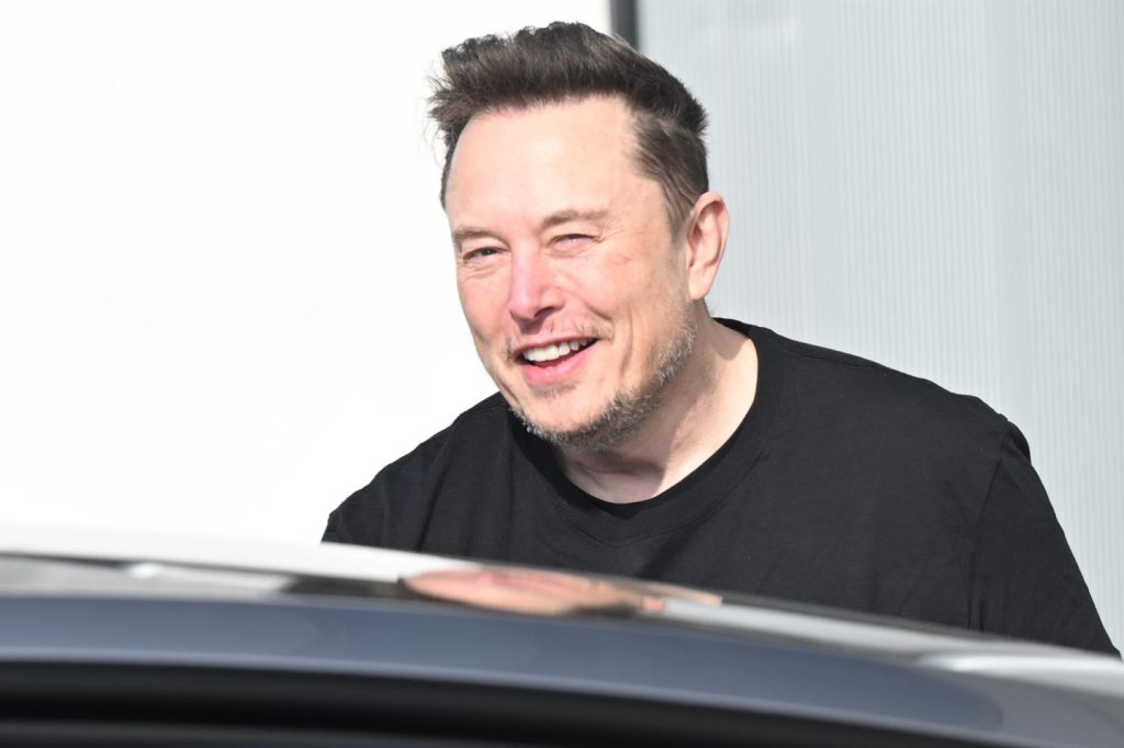 Elon Musk amenaza con prohibir los dispositivos de Apple en Tesla tras el acuerdo con OpenAI