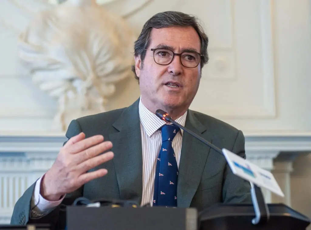 Garamendi (CEOE) carga contra el “monólogo social” de Yolanda Díaz y su empeño en imponer las 37,5 horas semanales