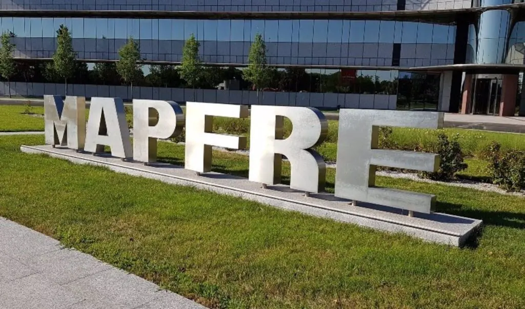 Logo de Mapfre ante su sede