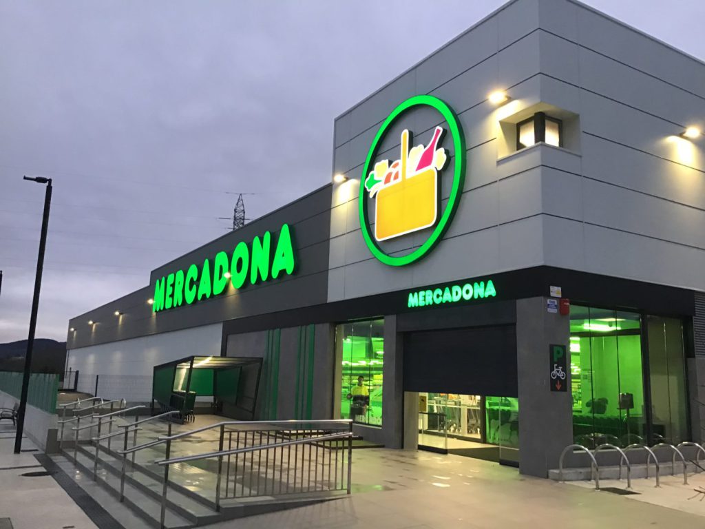 Entrada nuevo modelo de tienda eficiente de Mercadona.