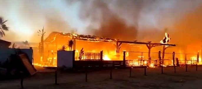 Se quema en un incendio un chiringuito en el Palmar de Vejer, Cádiz (VÍDEO)