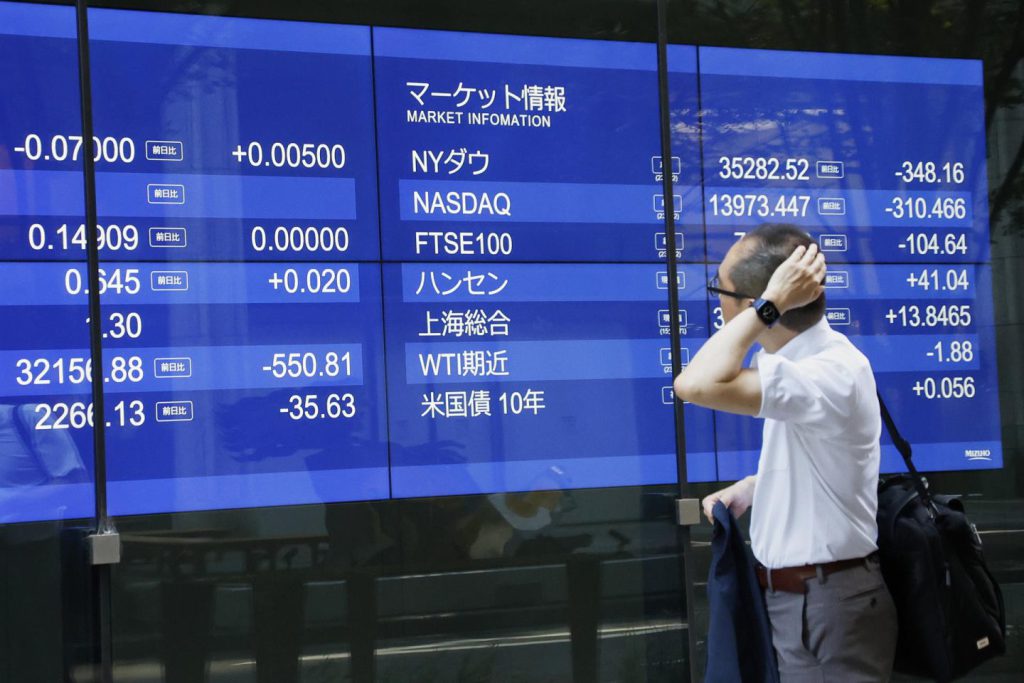 Sigue el 'lunes negro' con la caída del 2,4% del Ibex 35 tras el gran desplome del Nikkei