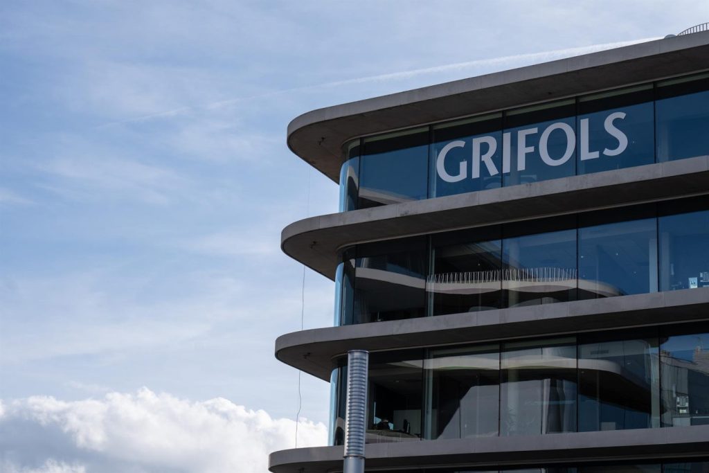 Grifols repunta a lomos de la OPA Brookfield, que busca financiación