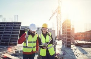 El 80% de las empresas inmobiliarias y de construcción en España enfrenta dificultades para encontrar profesionales cualificados.