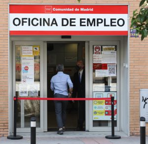 El paro desciende en 10.830 personas en julio, impulsado por el sector servicios