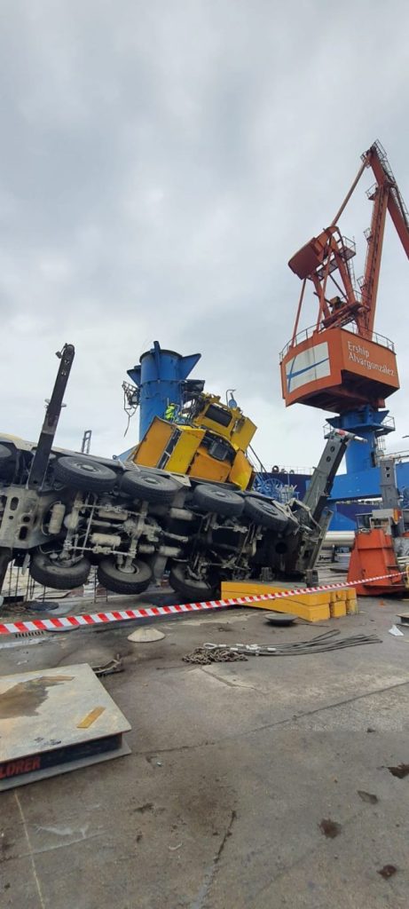 Mueren dos trabajadores en un accidente en el Musel