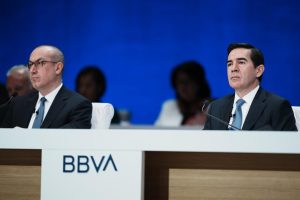 BBVA trata de rebajar la tensión con el Gobierno por la OPA y se ofrece a "calmar" sus preocupaciones