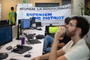 El congreso inmobiliario The District arranca con protestas y la entrada de manifestantes en la Generalitat