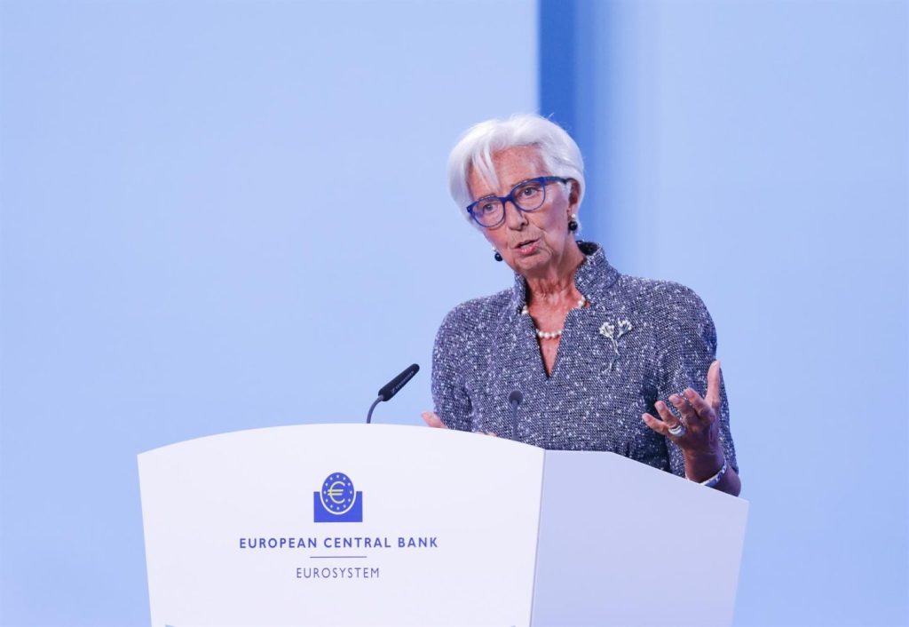 Lagarde (BCE) defiende las fusiones de bancos europeos para competir con sus rivales chinos y estadounidenses