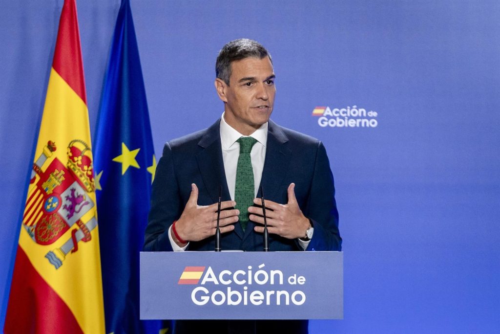 Sánchez prepara otro hachazo para "quienes tienen en el banco suficiente dinero para vivir 100 vidas"