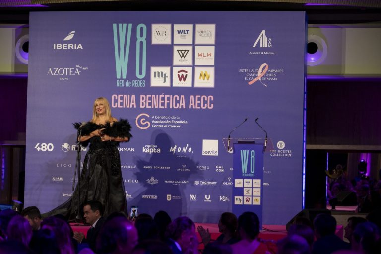 La primera gala benéfica de W8 congrega a más de 400 personas, a numerosas personalidades de la cultura y la política recaudando fondos para la AECC