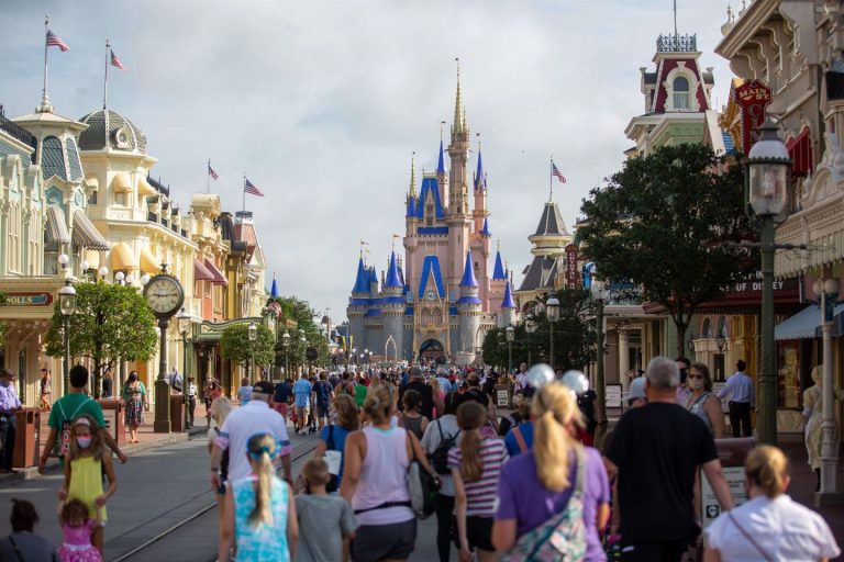 Disney World cierra por el huracán Milton