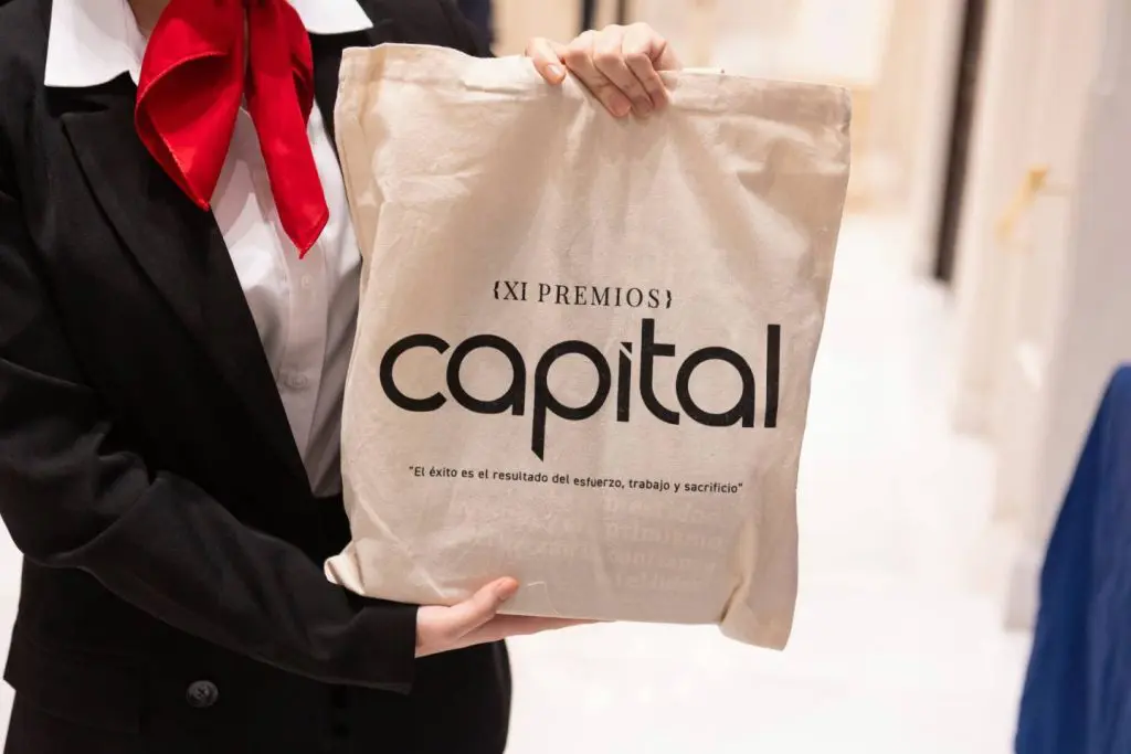 Obsequio a los invitados a los Premios Capital 2024.