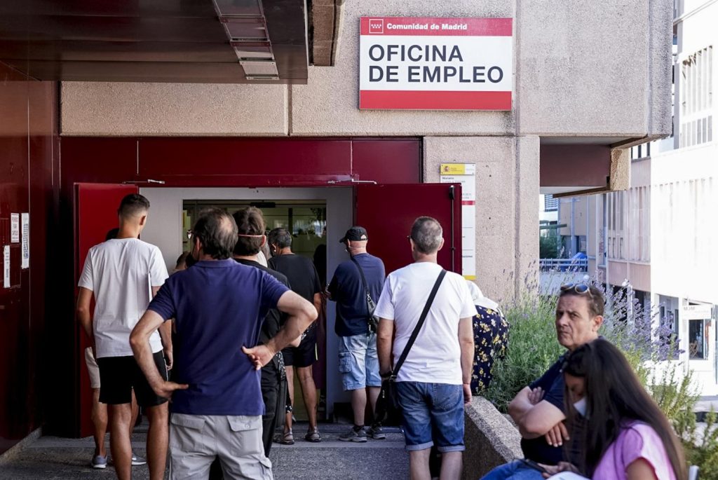 Un octubre lastrado por el sector servicios eleva el paro hasta los 2,6 millones