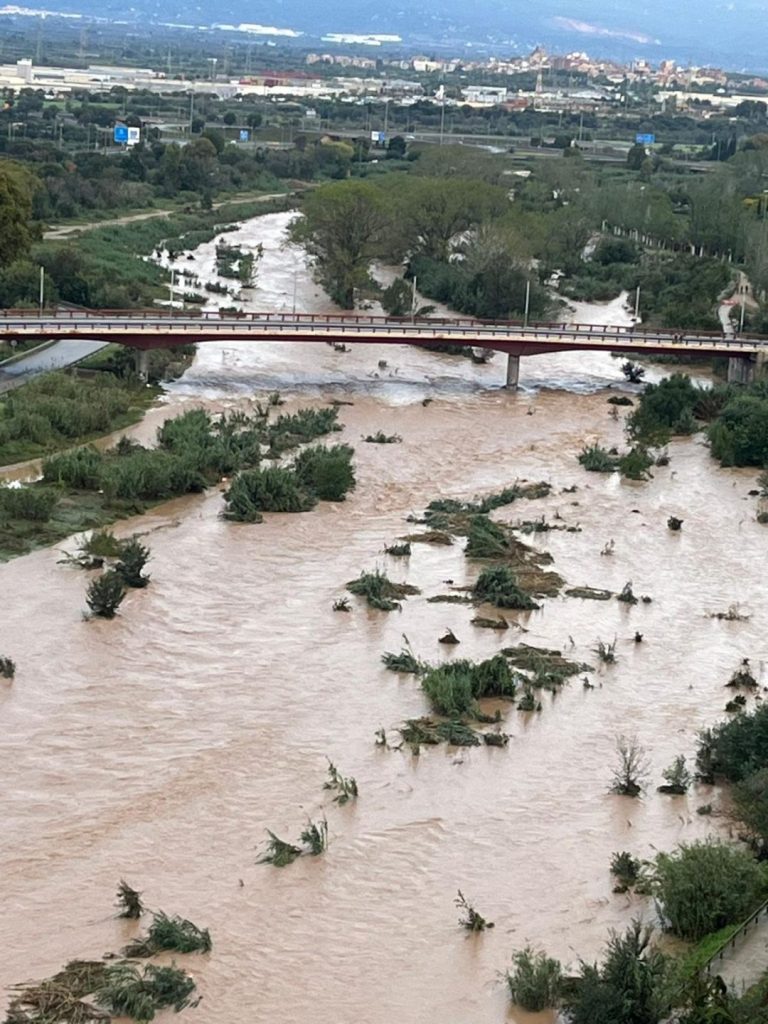 Castelldefells sufre inundaciones por la DANA que obligan a cortar el tráfico en la C-32