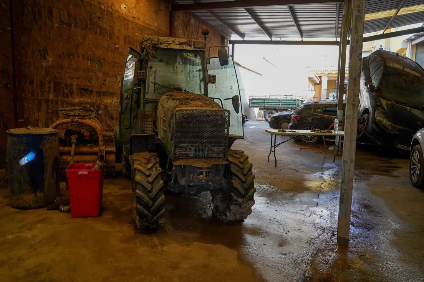 Un tractor lleno de barro en Valencia.
