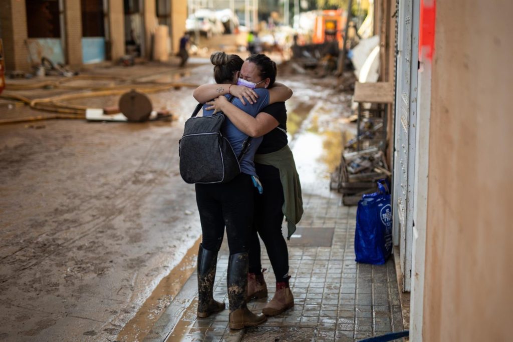 Dos mujeres se abrazan, a 4 de noviembre de 2024, en Benetússer, Valencia. 