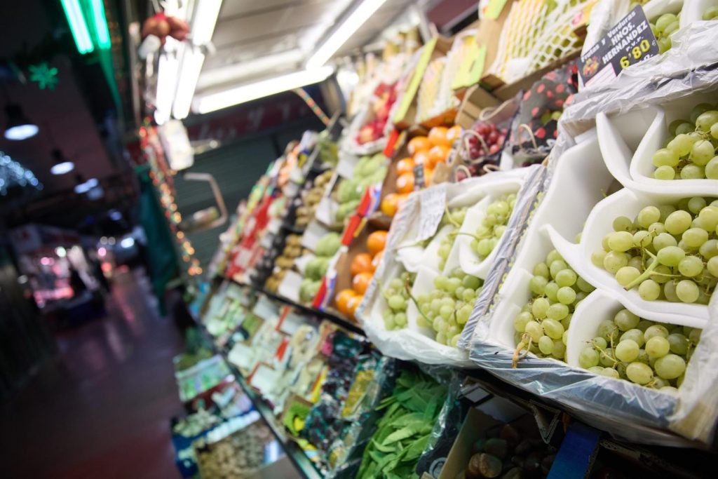 Expositor de una frutería en un mercado.