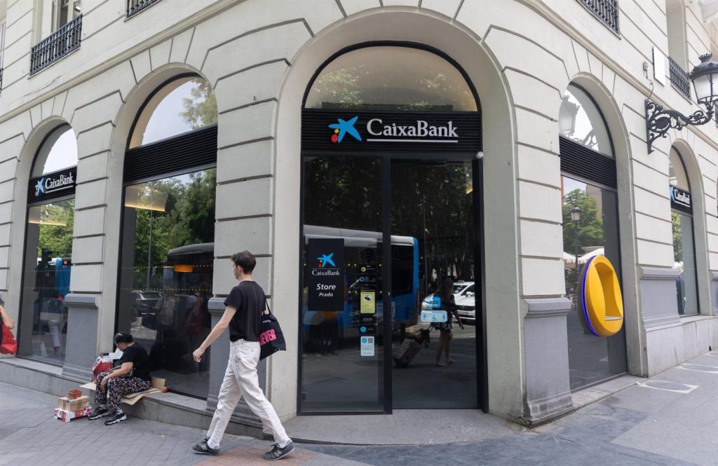 Archivo - Una oficina de Caixabank.