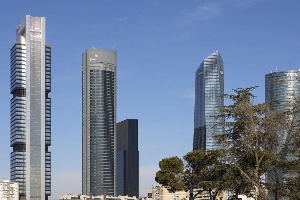 Vista de las 5 torres en el complejo Cuatro Torres Business Area en el barrio de La Paz