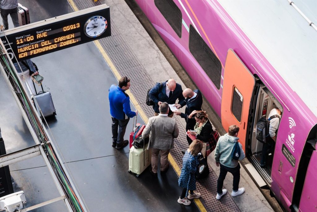 Archivo - Pasajeros en la estación de tren de Atocha.