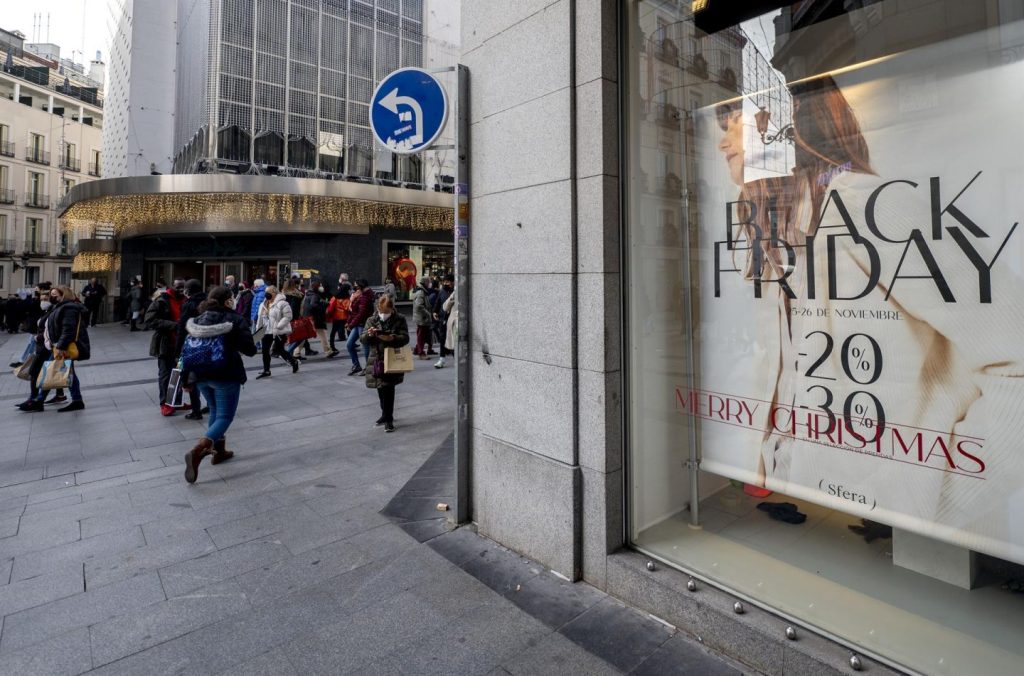 Un cartel publicitario anuncia rebajas con motivo del Black Friday.