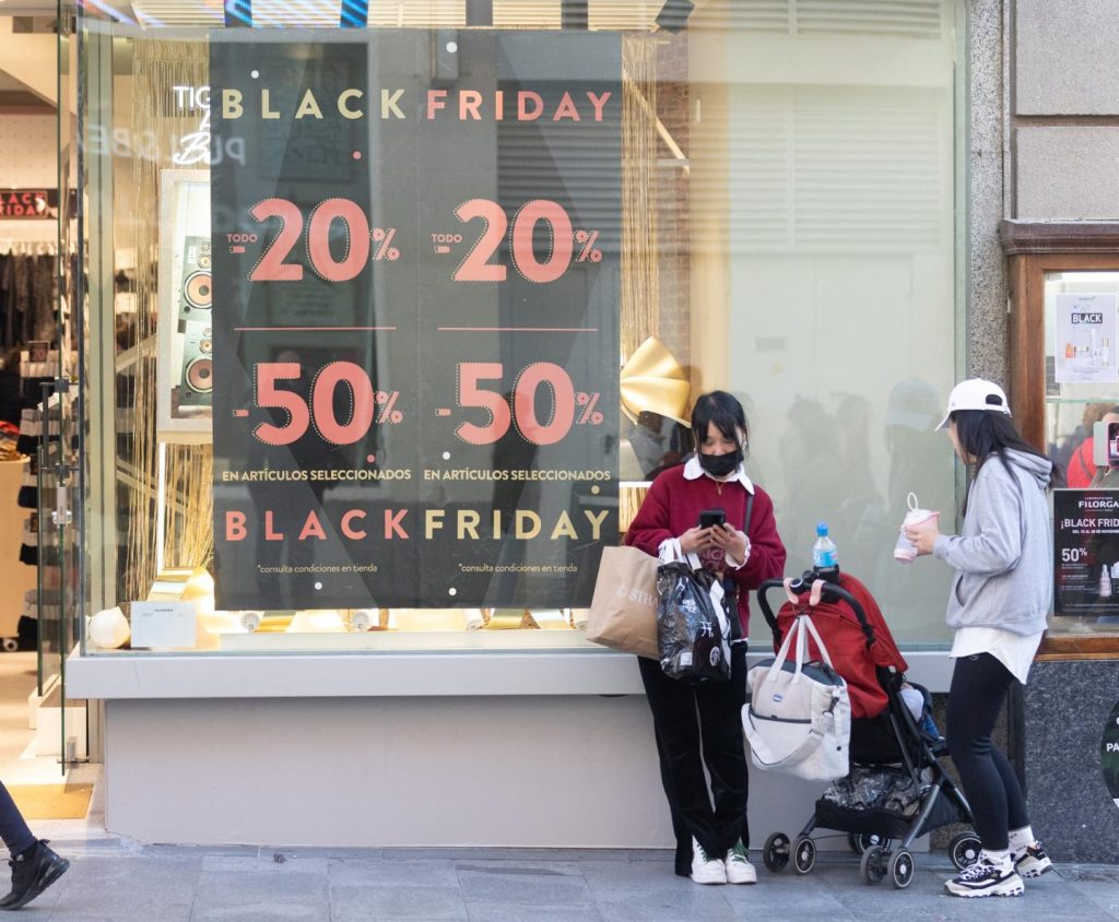 Un cartel publicitario anuncia rebajas con motivo del Black Friday. 