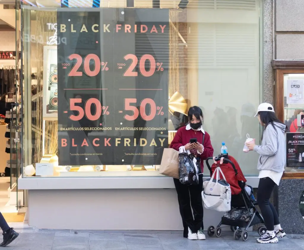 Un cartel publicitario anuncia rebajas con motivo del Black Friday.