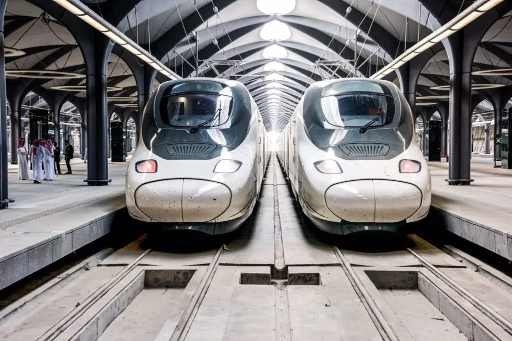 Archivo - Trenes Haramain o 'AVE a la Meca' en una estación de la línea.