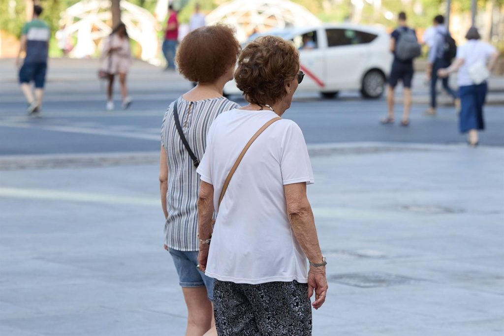 Dos jubiladas caminando por una calle de Madrid.