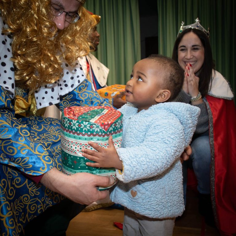 Más de 70 empresas participan en la campaña "Una Sonrisa por Navidad" para ayudar a la infancia vulnerable.