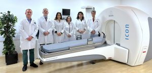 Francisco Fayos, Jorge Gutierrez, Cristina Torres, Mónica Lara, Nuria Martínez y Roberto Martínez con la versión más moderna del Gamma Knife del Hospital Ruber Internacional.