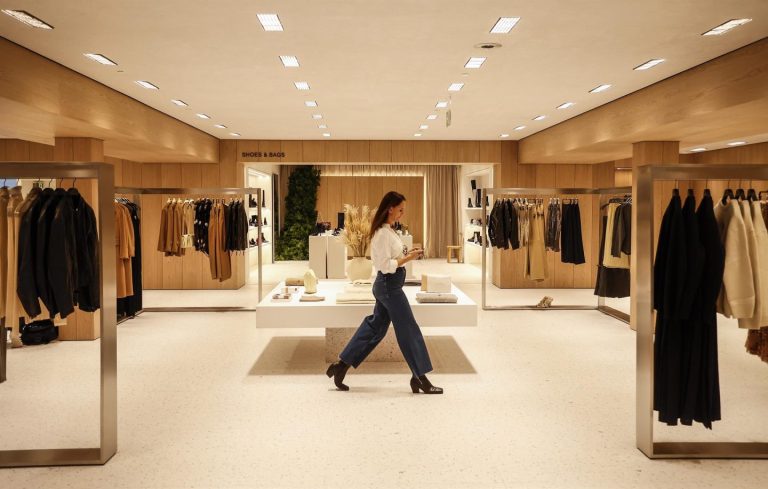 Archivo - Una chica en una tienda de moda.