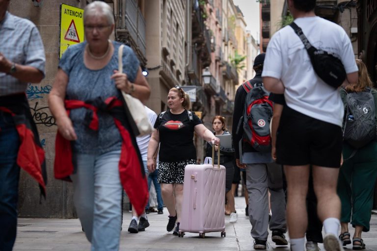 Archivo - Varios turistas en el centro de Barcelona.