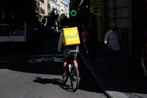 Archivo - Un repartidor de Glovo en bicicleta por una calle del centro de Madrid.