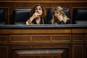 La vicepresidenta primera y ministra de Hacienda, María Jesús Montero, y la vicepresidenta segunda y ministra de Trabajo y Economía Social, Yolanda Díaz.