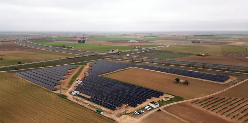 Ingenostrum y Triodos Bank se unen para financiar 10 plantas fotovoltaicas sostenibles de 42 MW
