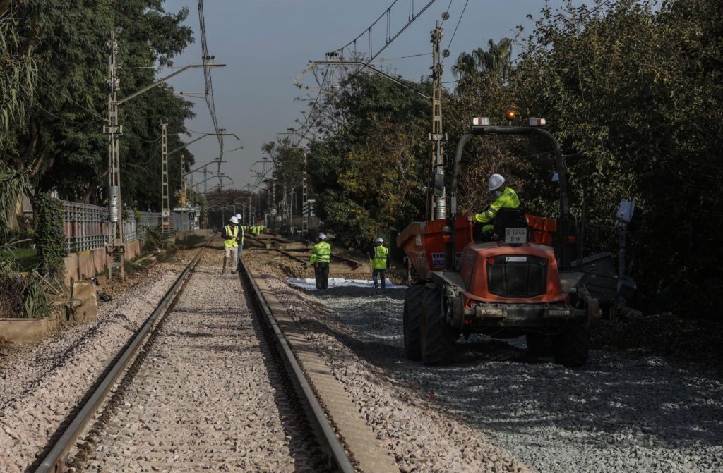 El Gobierno presenta un contrato de 660 millones para cuidar 11.500 km de vías de tren