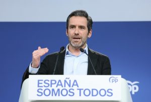 El PP acusa a Sánchez de seguir las órdenes de Junts y no aclara su postura sobre el decreto