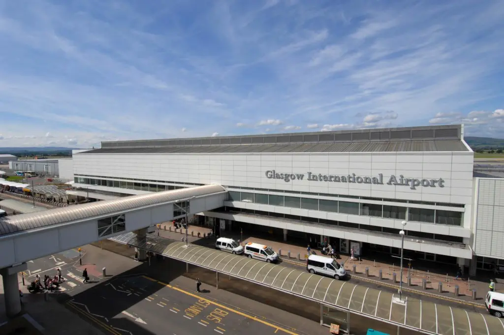 Ferrovial vende aeropuertos británicos de AGS y gana 300 millones de euros