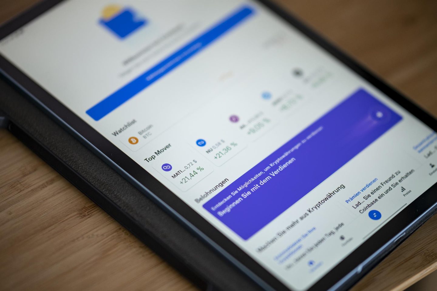 Móvil con aplicaciones en su pantalla de inicio.